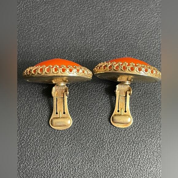 Vintage Bakelite Orange PAT PEND Ornately‎ Pronged Clip On Earrings - Picture 4 of 8